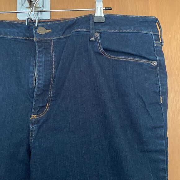 NWOT Eddie Bauer jeans slightly curvy boot cut. Inseam 30.5 inches size 20T - Picture 3 of 8